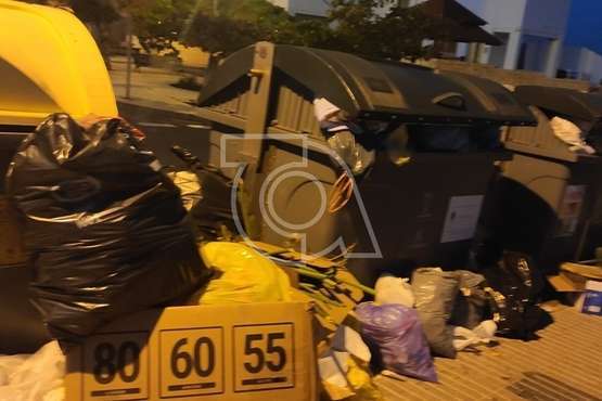 Remolino de basura en la urbanización Los Alisios-La Garita/TA.
