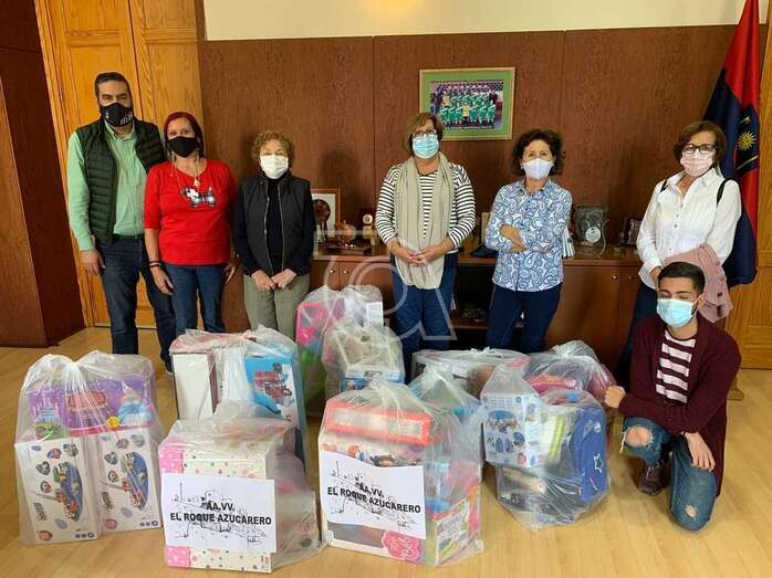 Miembros del colectivo con el concejal de Servicios Sociales, Diego Ojeda/TA.