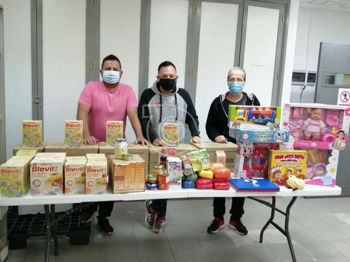 Miembros de colectivos muestran alimentos y juguetes de la campaña/TA.