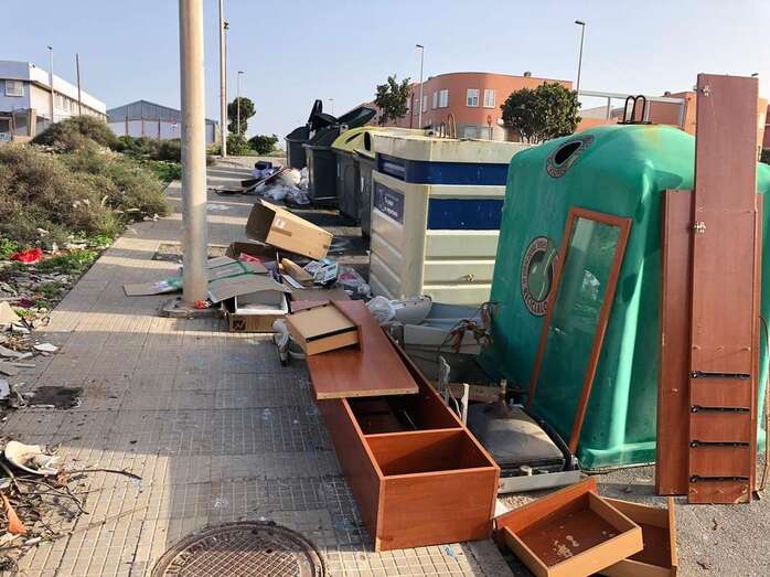 Enseres y escombros se amontonan junto a los contenedores de basura en Tablero del Conde (Foto TA)