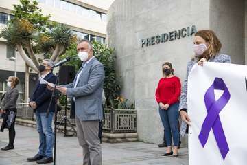 Minuto de silencio en Telde y en Presidencia del Gobierno de Canarias por la mujer asesinada en Gáldar/TA y Acfi Press.