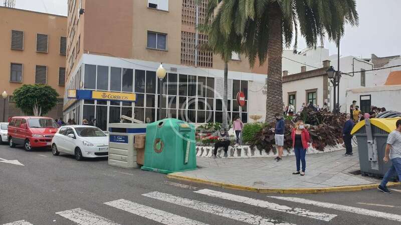 Cola de usuarios de Correos en las oficinas de San Juan/TA.