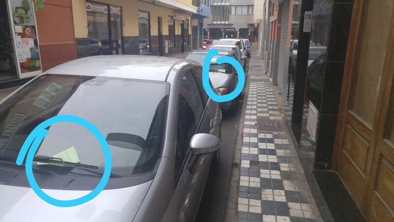 Vehículos con multas en los parabrisas/TA.