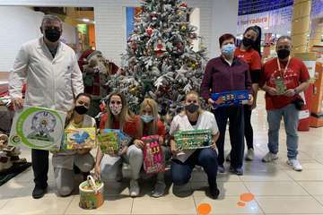 La Farmacia La Herradura y el Grupo Eliben se vuelcan con las familias necesitadas del barrio/TA.