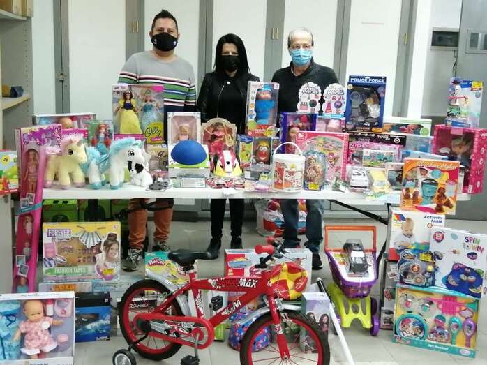 Los responsables de la asociación junto a la administradora de la empresa donante (Foto TA)