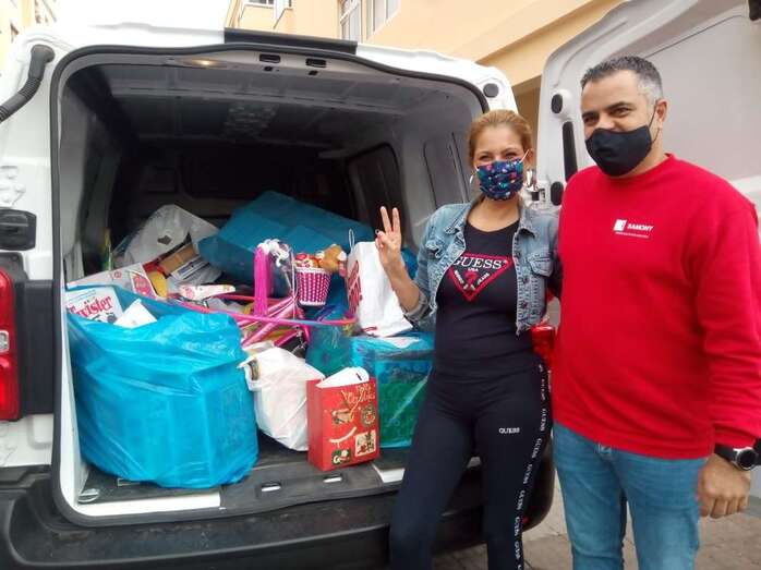 La comunicadora Raquel Martín hace el signo de la victoria ante el éxito de la campaña de recogida de juguetes/TA.