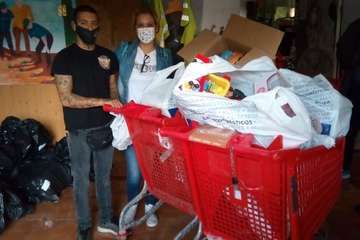 El programa 'La coctelera', de la comunicadora teldense Raquel Martín, reparte ilusión a cientos de familias de Jinámar/TA.