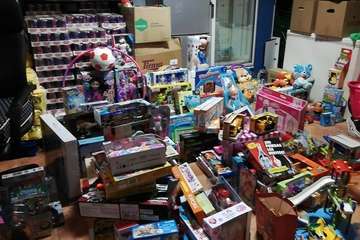 El programa 'La coctelera', de la comunicadora teldense Raquel Martín, reparte ilusión a cientos de familias de Jinámar/TA.