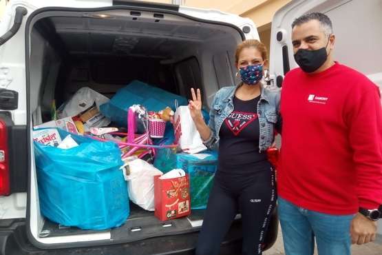 El programa 'La coctelera', de la comunicadora teldense Raquel Martín, reparte ilusión a cientos de familias de Jinámar/TA.