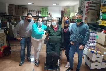 El programa 'La coctelera', de la comunicadora teldense Raquel Martín, reparte ilusión a cientos de familias de Jinámar/TA.