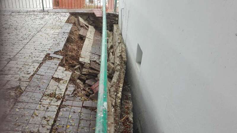 El suelo cedió y se desplazó hacia la fachada de una vivienda aledaña (Foto TA)