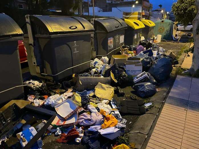Basura por los suelos en la calle Raimundo Lulio de La Pardilla (Foto TA)