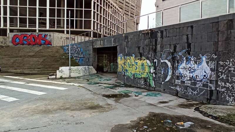 Los cristales permanecen en la explanada (Foto TA)