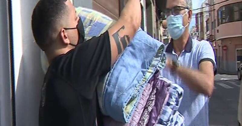 Una persona entrega mantas en el local de Pepe Quevedo/RTVC.