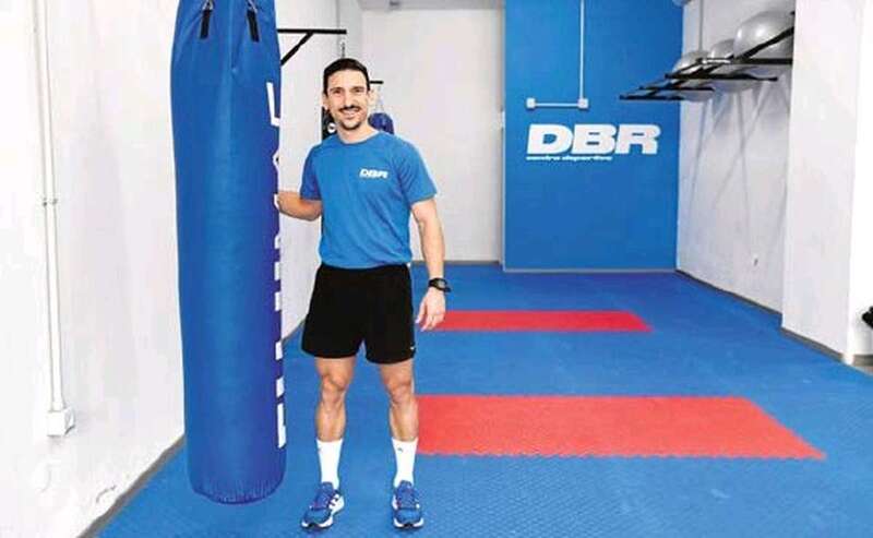 José Daniel Benítez posa junto a uno de los sacos de su gimnasio/Arcadio Suárez/C7.