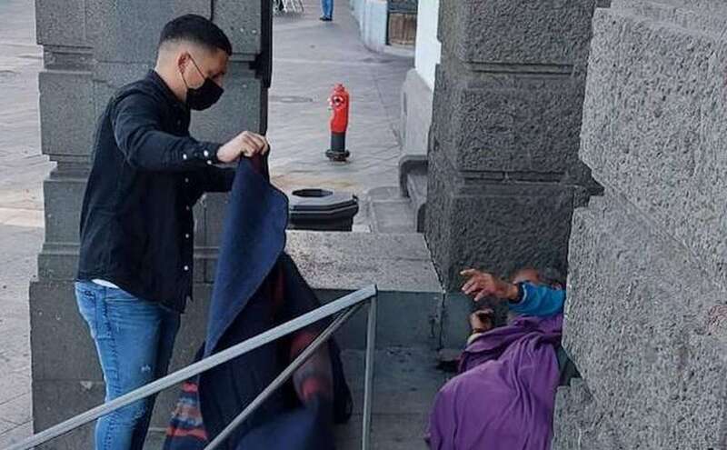 Pepillo arropa a un sintecho/C7