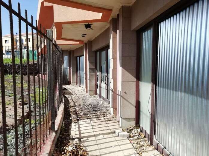 Los operarios han comenzado a cerrar con planchas el inmueble (Foto TA)