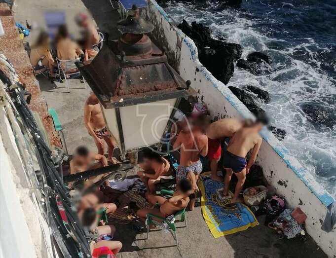 Imagen de jóvenes sin respetar la distancia social y sin mascarillas, este domingo en Tufia/TA