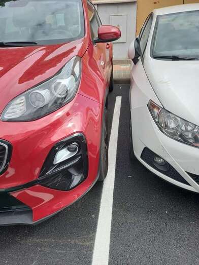 Dos coches aparcados sin espacio para poder abrir sus puertas en la calle de Alfonso de Armas Ayala/TA.