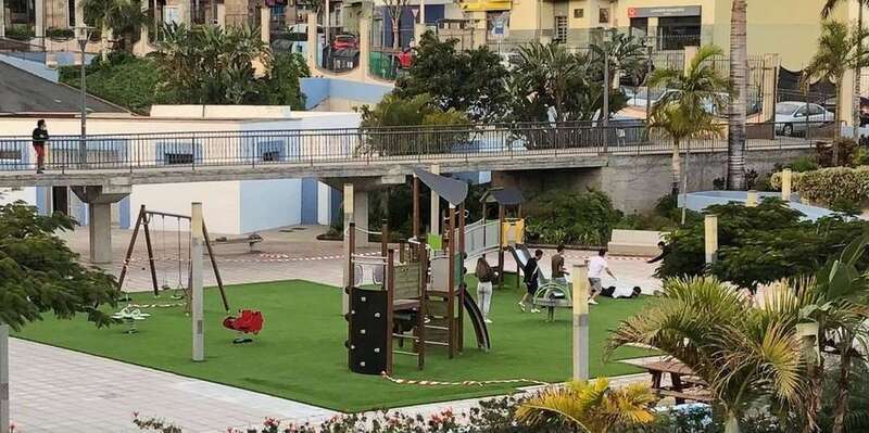 Un grupo de jóvenes en la zona infantil precintada por la covid / TA