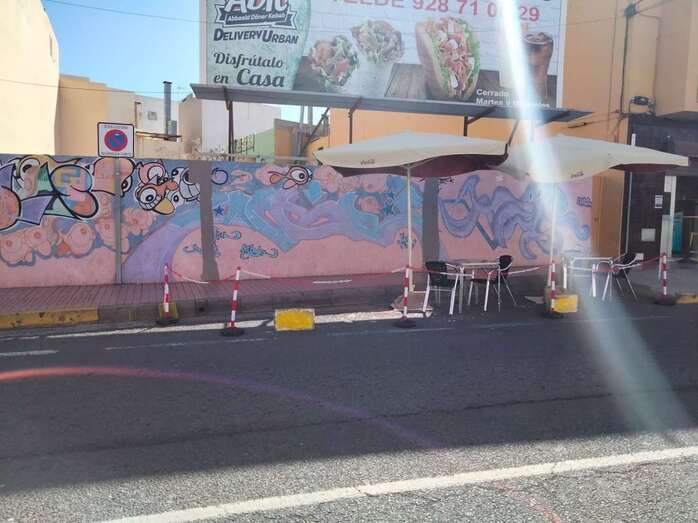 Terraza del negocio en la parte baja de la calle de Maestro Nacional, en El Calero Bajo/TA.