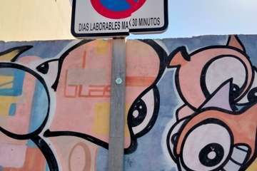 Terraza montada delante del local en la calle de Maestro Nacional/TA.