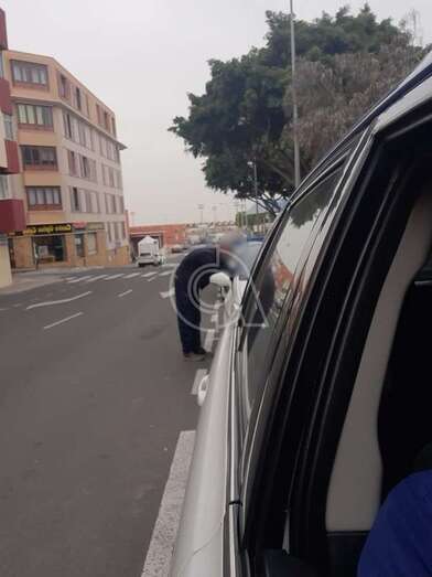 El indigente dirigiéndose a un taxista de la parada del Mercado Municipal/TA.