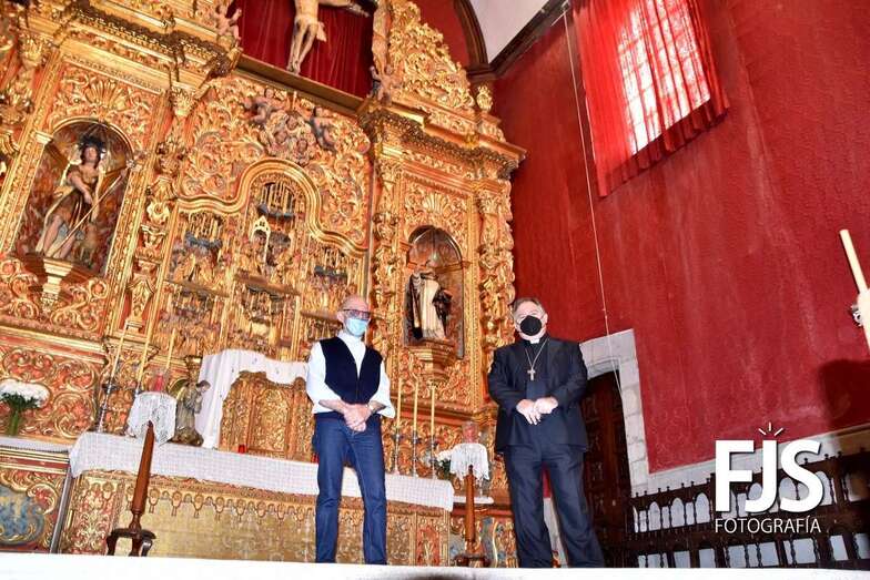 El obispo José Mazuelos y el párroco José María Cabrera delante del Altar Mayor de la Basílica de Telde/Francisco Javier Santana.