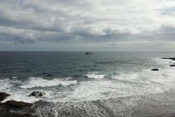 Un helicóptero del GES realiza prácticas de rescate en la costa de Telde/TA.
