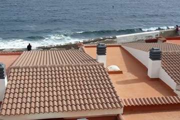 Un helicóptero del GES realiza prácticas de rescate en la costa de Telde/TA.