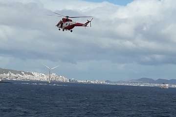 Un helicóptero del GES realiza prácticas de rescate en la costa de Telde/TA.