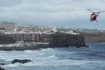 Un helicóptero del GES realiza prácticas de rescate en la costa de Telde/TA.
