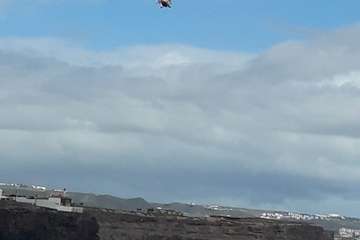 Un helicóptero del GES realiza prácticas de rescate en la costa de Telde/TA.