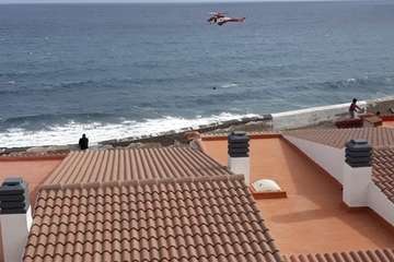 Un helicóptero del GES realiza prácticas de rescate en la costa de Telde/TA.