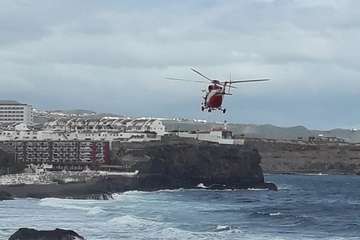 Un helicóptero del GES realiza prácticas de rescate en la costa de Telde/TA.