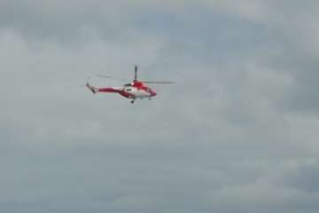 Un helicóptero del GES realiza prácticas de rescate en la costa de Telde/TA.