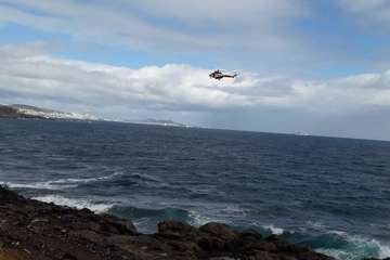 Un helicóptero del GES realiza prácticas de rescate en la costa de Telde/TA.