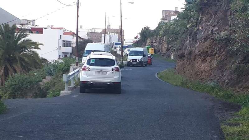 Los coches, mal aparcados en el camino hacia Arenales / TA