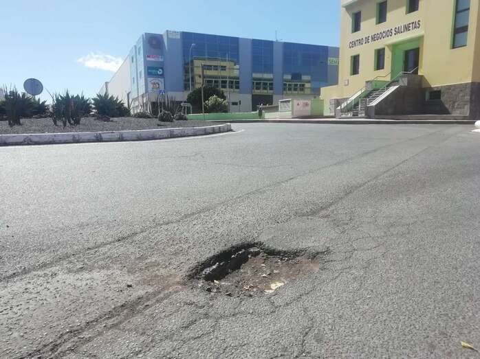 Socavón al final de la Avenida Américo Vespucio, en Salinetas/TA.