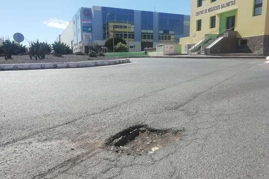 Salinetas alerta de un peligroso socavón en la rotonda de Cinsa/TA.