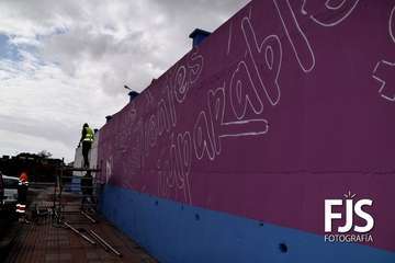  Mural y banderolas violetas en Telde por el 8-M/Francisco Javier Santana.
