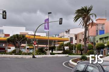  Mural y banderolas violetas en Telde por el 8-M/Francisco Javier Santana.
