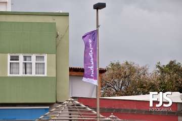  Mural y banderolas violetas en Telde por el 8-M/Francisco Javier Santana.