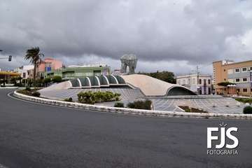  Mural y banderolas violetas en Telde por el 8-M/Francisco Javier Santana.