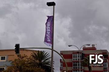  Mural y banderolas violetas en Telde por el 8-M/Francisco Javier Santana.