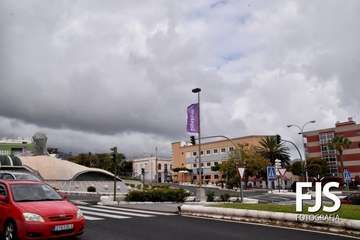  Mural y banderolas violetas en Telde por el 8-M/Francisco Javier Santana.