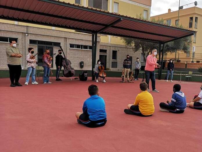 Profesores de Barrios Orquestados en un centro escolar de Jinámar/TA.