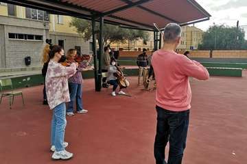  Barrios Orquestados ilusionan a los escolares de Jinámar (Telde) con su proyecto músico-social/TA.
