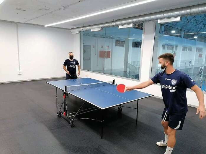 Dos jóvenes practican el tenis de mesa/TA.