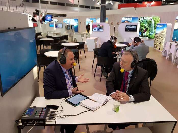 Evaristo Quintana, en una imagen de archivo, entrevistando al presidente de Canarias, Ángel Víctor Torres/TA.